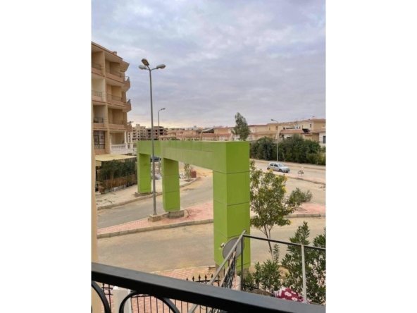 شقة للبيع كمبوند جرين يارد – شقة للبيع خلف مول العرب – شقق على محور جمال عبد الناصر – عقارات 6 أكتوبر – شقة ناصية للبيع – شقة نصف تشطيب – شقق كمبوند أكتوبر – شقة بدريسنج روم – شقة قابلة للتعديل – شقة للبيع بجوار مول العرب